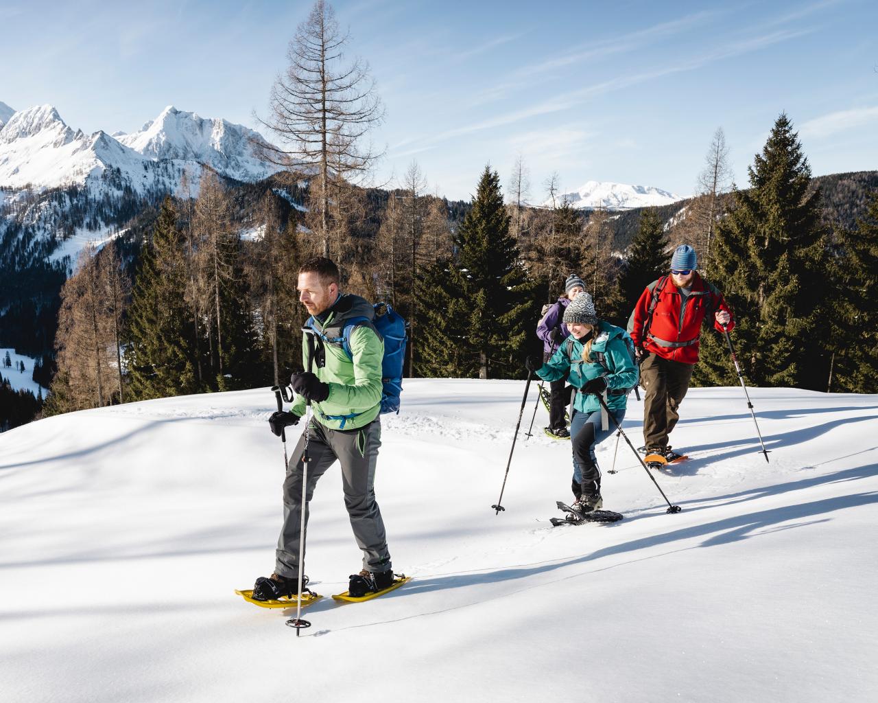 Nationalpark Ranger begleitet drei Erwachsene auf Schneeschuh Wanderung