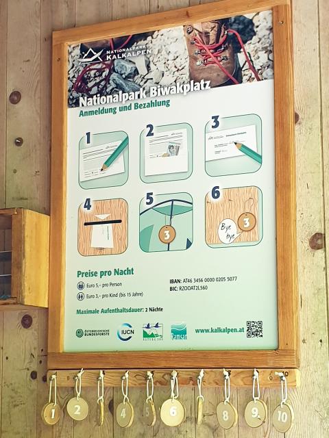 Schild mit Info zur Anmeldung am Nationalpark Biwakplatz
