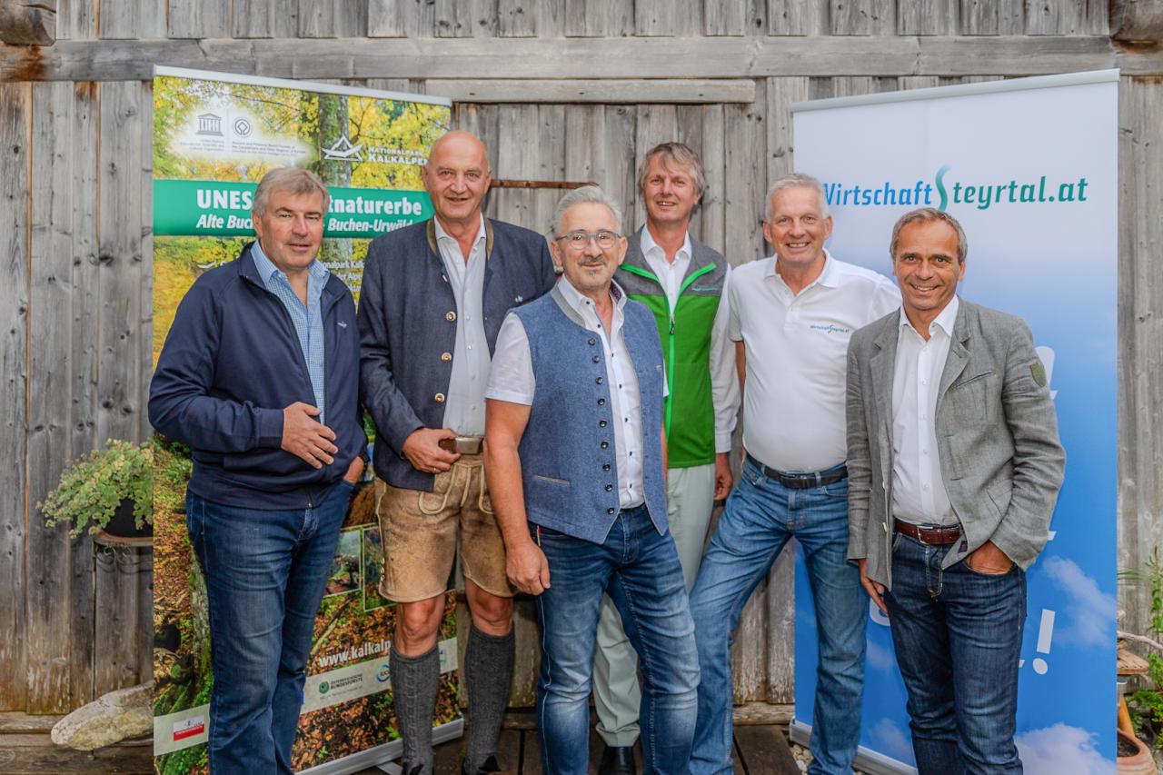 Gruppenbild von links: Bürgermeister Gerald Augustin, Bürgermeister Christian Dörfel, Bürgermeister Andreas Rußmann, Nationalpark Direktor Josef Forstinger, Obmann Wirtschaftsteyrtal Karl Schwarz und Siegfried Pramhas von der Wirtschaftskammer Kirchdorf