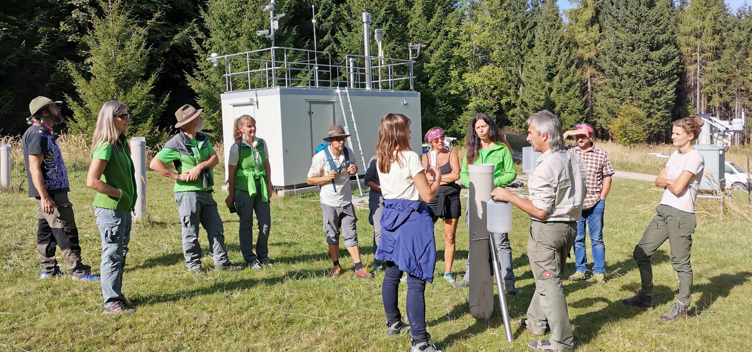 Nationalpark Mitarbeiter erklärt einer Gruppe eine Messstation