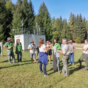Nationalpark Mitarbeiter erklärt einer Gruppe eine Messstation