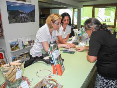Zwei Nationalpark Mitarbeiterinnen beraten eine Besucherin