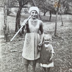 Historisches schwarzweißes Bild zeigt Marlen Haushofer als Kleinkind an der Hand ihrer Tante